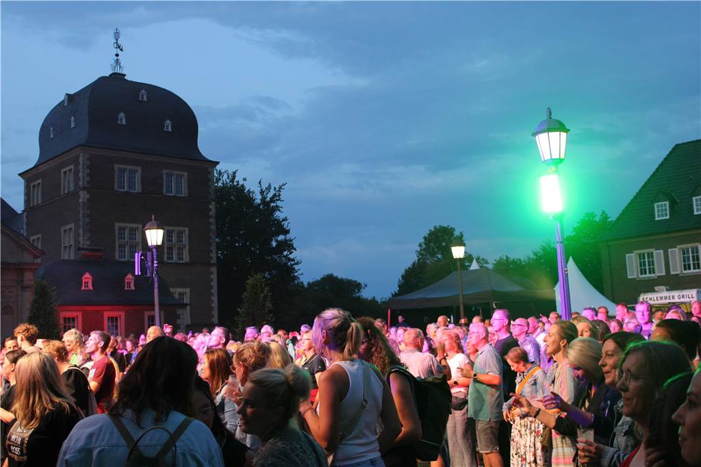 Viele Leute versammelten sich vor dem Ahauser Schloss, um die Band "Sir Williams" spielen zu hören.
