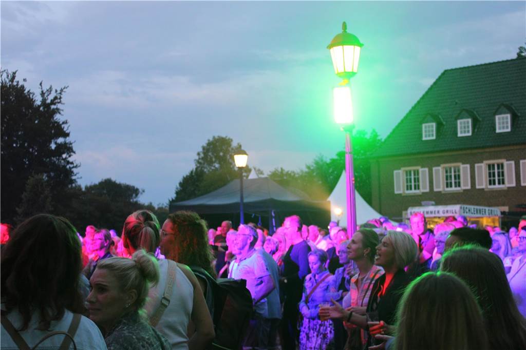 Viele Leute versammelten sich vor dem Ahauser Schloss, um die Band "Sir Williams" spielen zu hören.
