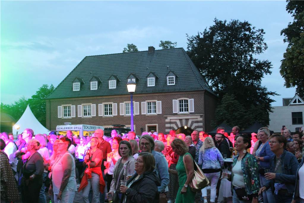 Viele Leute versammelten sich vor dem Ahauser Schloss, um die Band "Sir Williams" spielen zu hören.