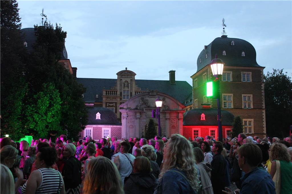 Viele Leute versammelten sich vor dem Ahauser Schloss, um die Band "Sir Williams" spielen zu hören.
