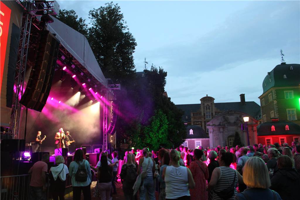 Viele Leute versammelten sich vor dem Ahauser Schloss, um die Band "Sir Williams" spielen zu hören.