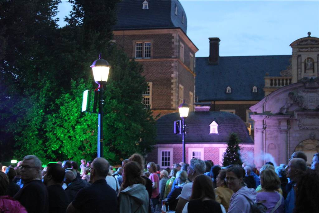 Viele Leute versammelten sich vor dem Ahauser Schloss, um die Band "Sir Williams" spielen zu hören.