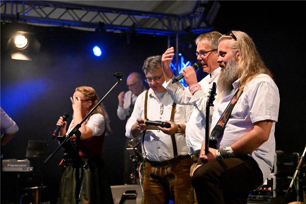 Die Band steht auf der Bühne
