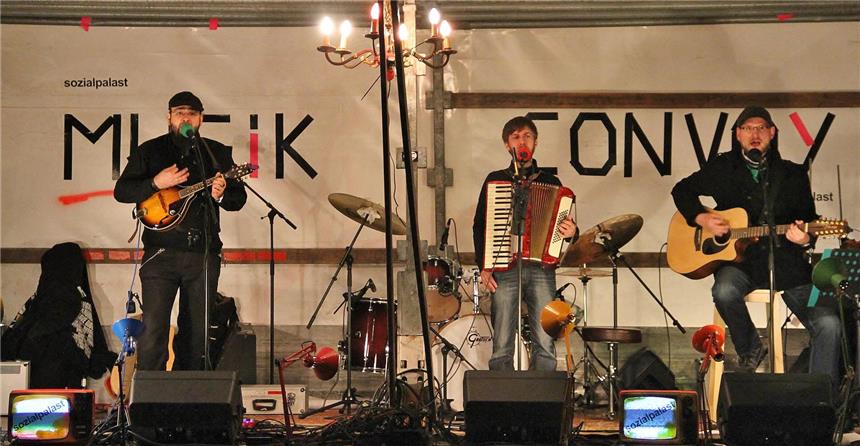 Musik Convoy gastierte in Raesfeld Die Band „Tales of Tinnef“, bestehend aus Tim dos Santos, Jan-Stephan Dowe und Michael Wietholt (v.l.), spielte auf der Bühne des Musik Convoys Piraten-Folk und sorgte auf dem Raesfelder Rathausplatz beim Publikum für ordentlich Stimmung.