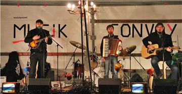 Die Band „Tales of Tinnef“, bestehend aus Tim dos Santos, Jan-Stephan Dowe und Michael Wietholt (v.l.), spielte auf der Bühne des Musik Convoys Piraten-Folk und sorgte auf dem Raesfelder Rathausplatz beim Publikum für ordentlich Stimmung.
