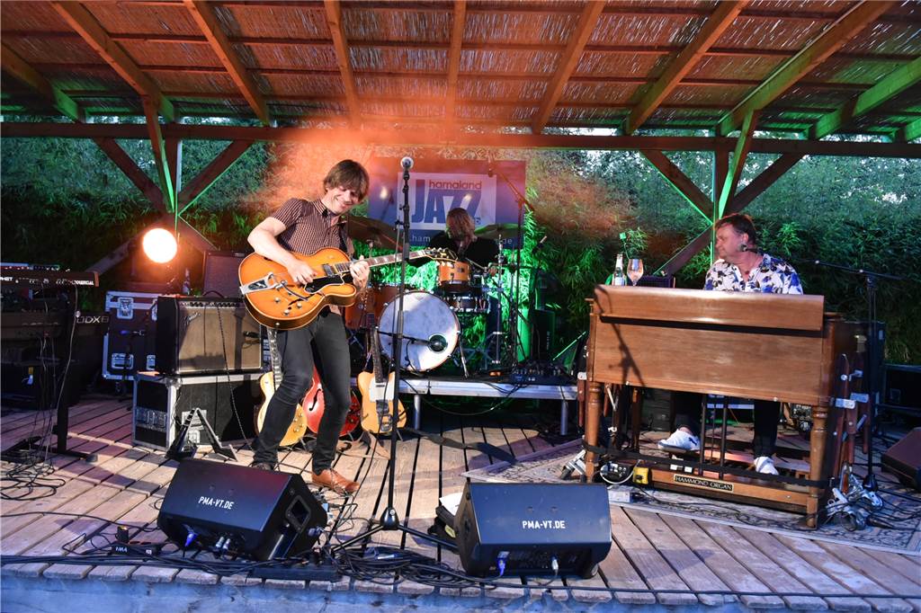 Jazznacht am Berkelbeach: Purer Musikgenuss in toller Kulisse Die Band um Gregor Hilden brachte Eigenkompositionen und auch eigene Interpretationen von berühmten Klassikern aus der Jazz-, Blues- und Rockszene auf die Bühne - mit viel Spielfreude.
