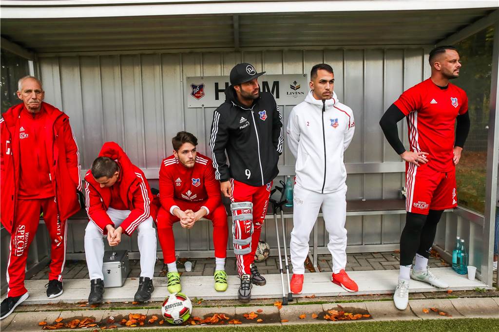 Neuer Stürmer für den TuS Bövinghausen: Er hat schon in Brasilien, Italien und Rumänien gespielt Die Bank des TuS Bövinghausen vergangenen Sonntag: In der Mitte steht der verletzte Dejan Petrovic, ganz rechts der gesperrte Torwart Pascal Königs.