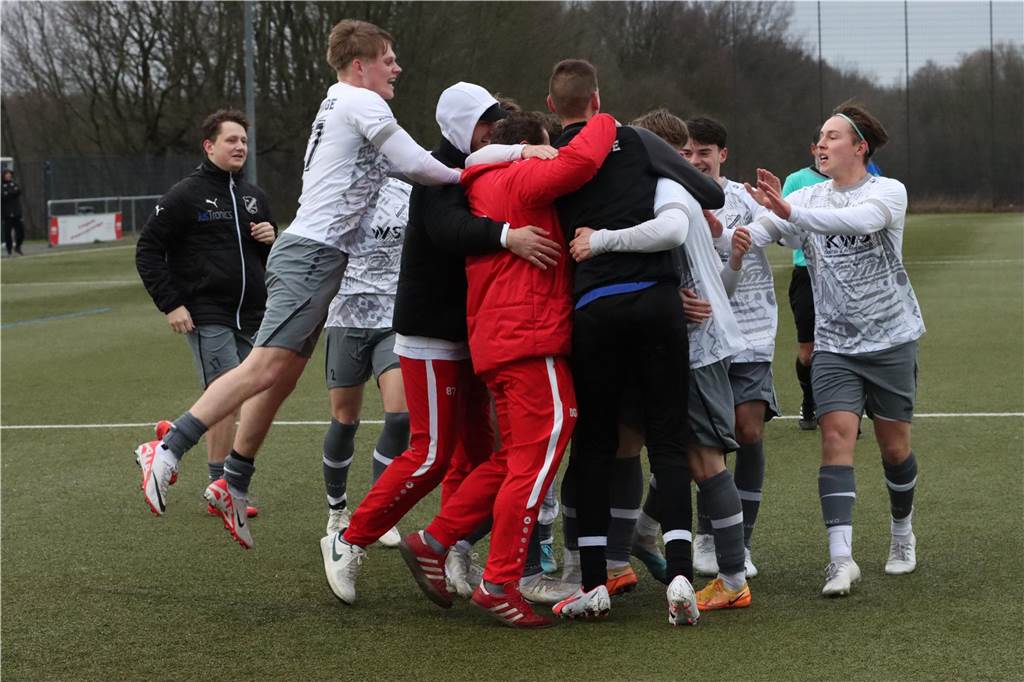 Kamener SC erschreckend harmlos: FC Overberge setzt dickes Ausrufezeichen im Meisterrennen Die Bank hielt es beim 3:0 nicht mehr auf den Sitzen.