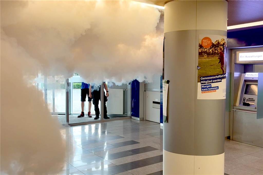 Volksbank im dichten Nebel: Testlauf gegen neue Sprengung von Geldautomaten Testlauf der Vernebelung in der Wüllener Volksbankfiliale