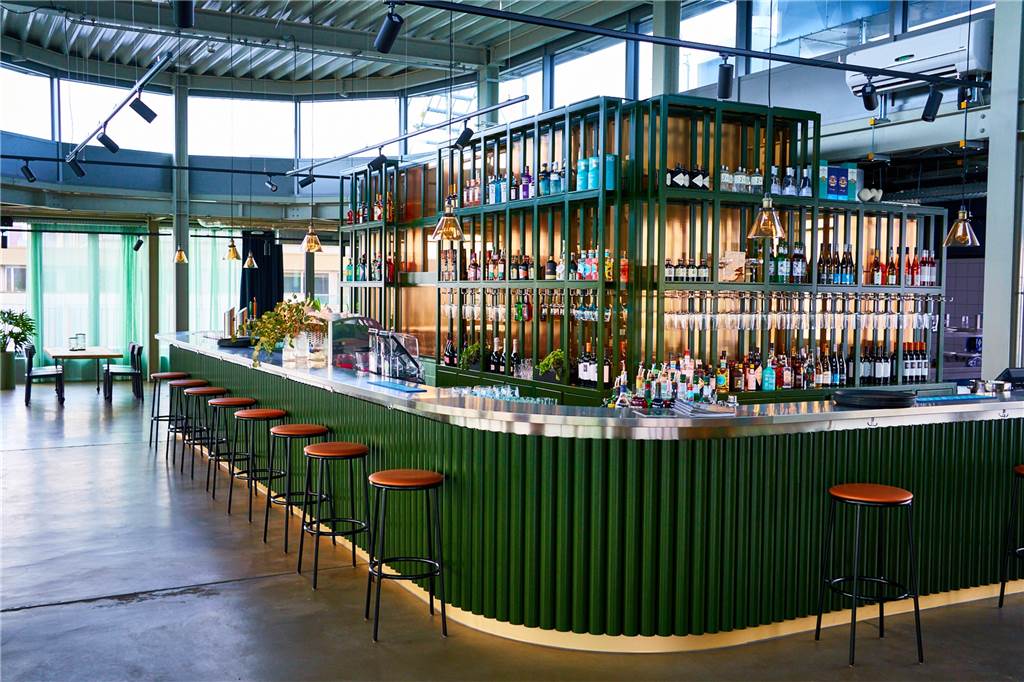 Die Bar im Innenbereich beinhaltet auch die Küche.