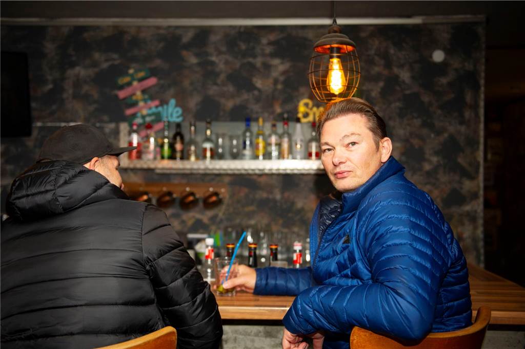 Die Bar „Ohana“ ist renoviert und modernisiert. Die Gäste fühlen sich sichtlich wohl. Das „Ohana“, ehemals „Saloon“, ist zunächst  freitags und samstags ab 16.30 Uhr geöffnet.