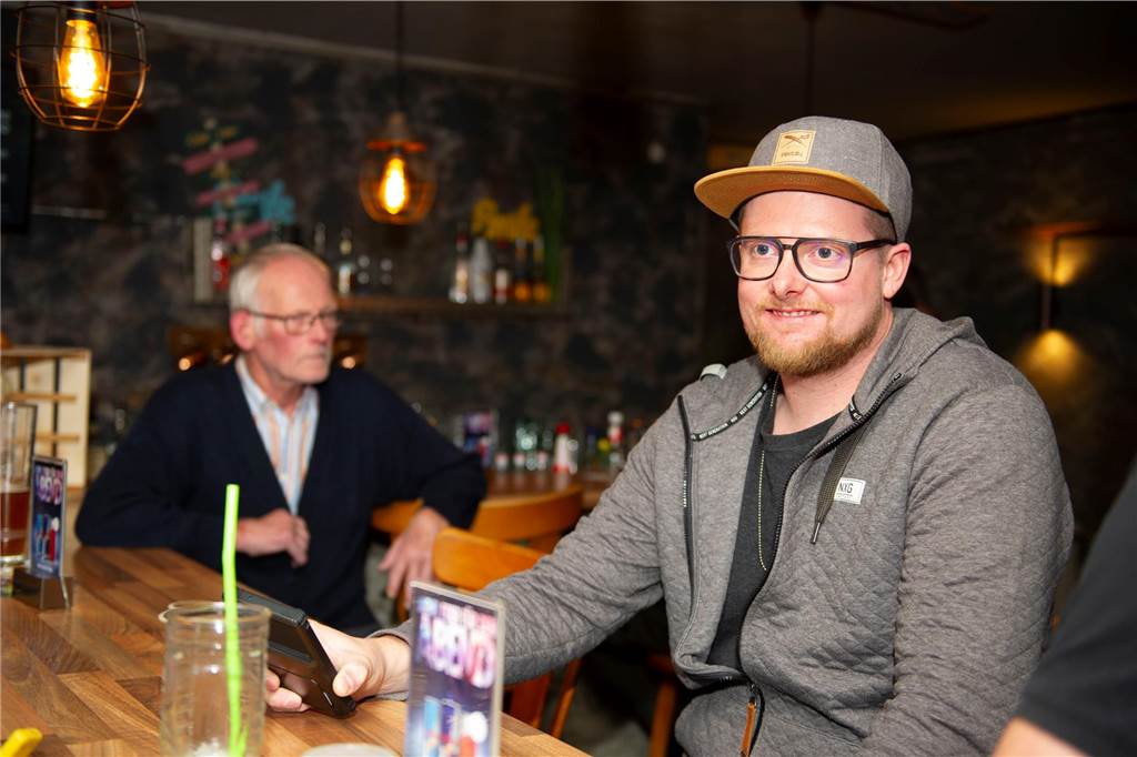 Die Bar „Ohana“ ist renoviert und modernisiert. Die Gäste fühlen sich sichtlich wohl. Das „Ohana“, ehemals „Saloon“, ist zunächst  freitags und samstags ab 16.30 Uhr geöffnet.