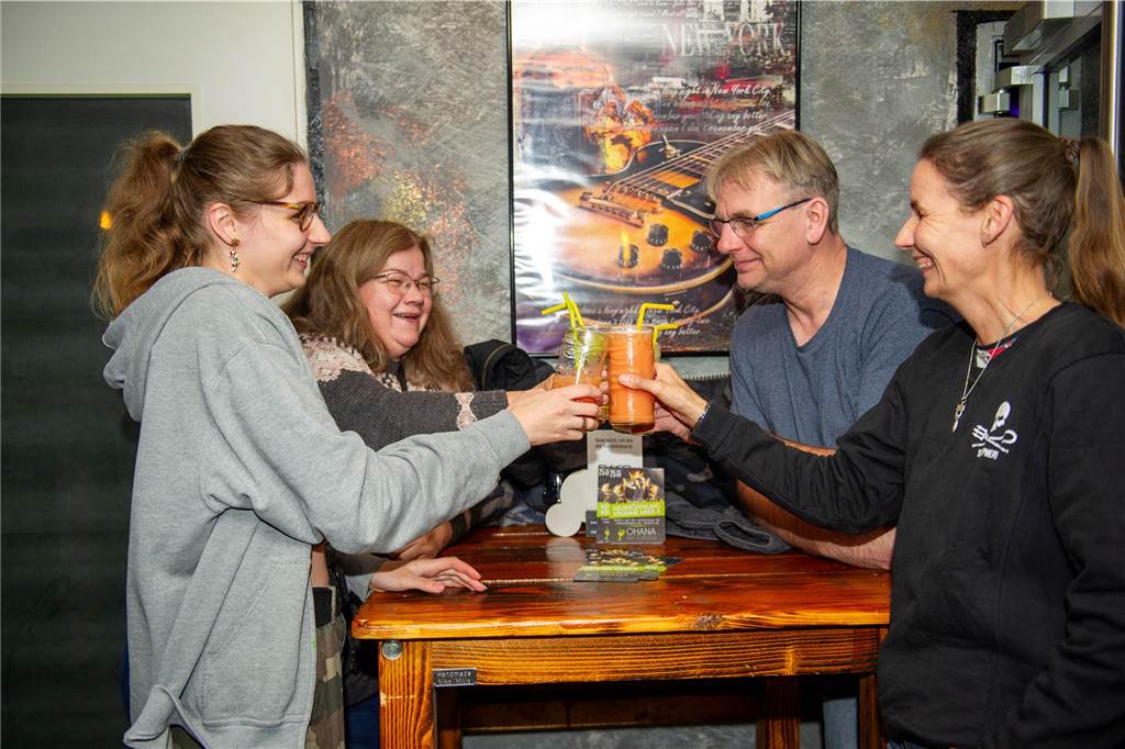 Die Bar „Ohana“ ist renoviert und modernisiert. Die Gäste fühlen sich sichtlich wohl. Das „Ohana“, ehemals „Saloon“, ist zunächst  freitags und samstags ab 16.30 Uhr geöffnet.