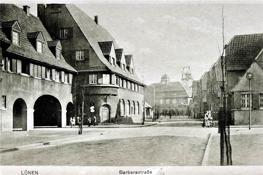 Die Barbarasiedlung mit der gleichnamigen Straße als alles noch ganz frisch war. Im Hintergrund das Zechencasino und der Förderschacht der Zeche Victoria.
