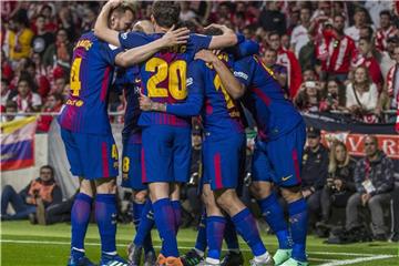 Die Barca-Spieler jubeln über den Sieg im Pokal-Finale gegen den FC Sevilla. Foto: Juan Jose Ubeda