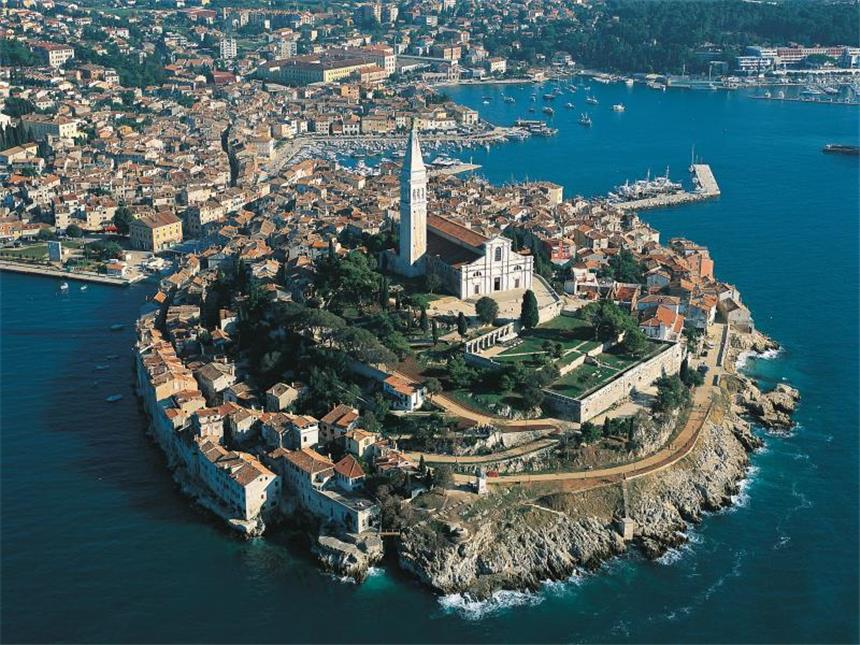 Mit Jules Vernes «Mathias Sandorf» durch Triest und Istrien Die barocke Kirche der heiligen Ephemia thront über Rovinj und prägt das Bild des Städtchens. Foto: Kroatische Zentrale für Tourismus/ Sergio Gobbo