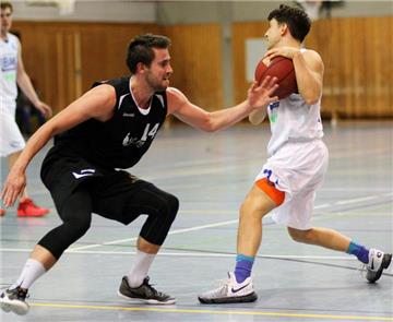 Die Baroper, hier Christian Wiethaup (l.) gegen Dernes Felix Fuhrmann, hielten den SVD am Samstag mit einer aggressiven Defensive in Schach.