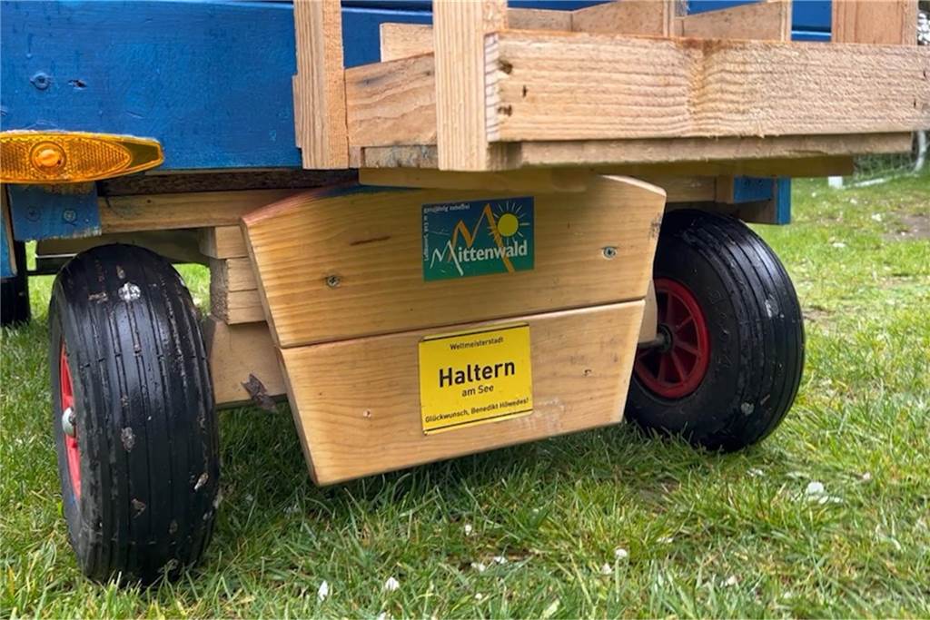 Bollerwagen aus Kindestagen ist kaum wiederzuerkennen Die Basis von "Bolli" bildet ein alter Bollerwagen aus Kindestagen.