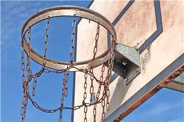 Basketballkorb unter freiem Himmel