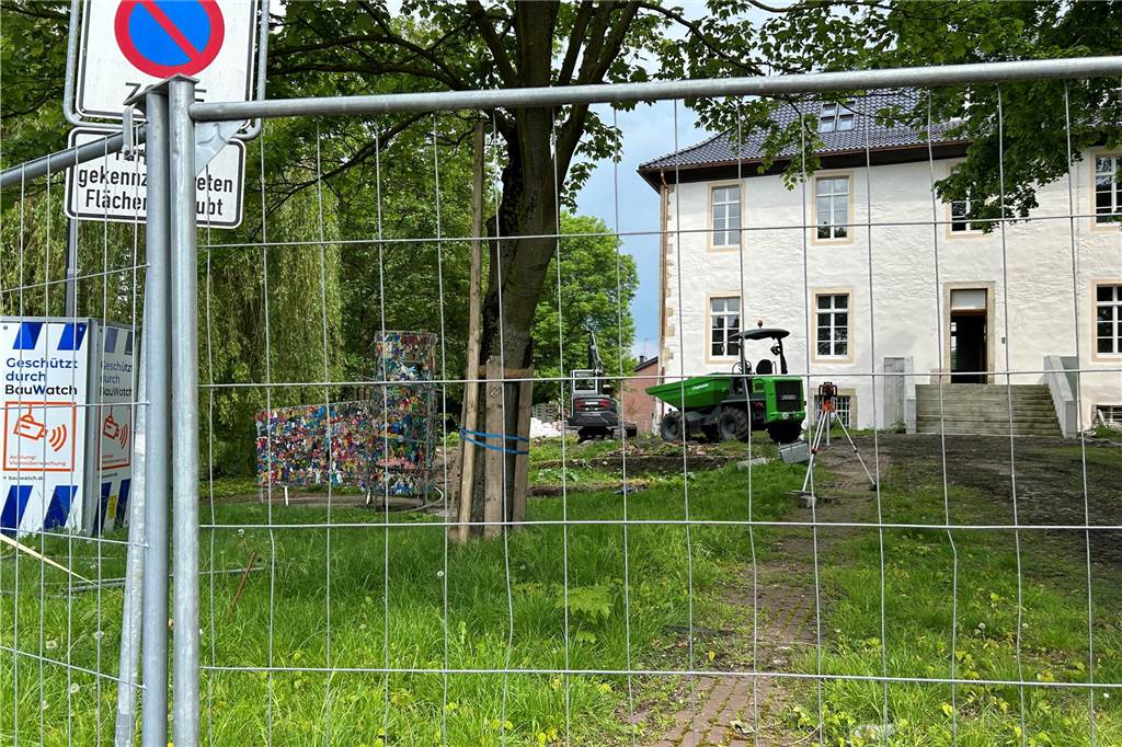 Bauarbeiten an der Burg Botzlar: Enten flüchten zum Willy-Brandt-Platz Die Bauarbeiten an der Burg Botzlar haben die Enten offenbar gestört.