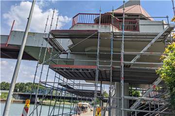 Die Bauarbeiten an der Hochstadenbrücke über den Kanal haben begonnen.