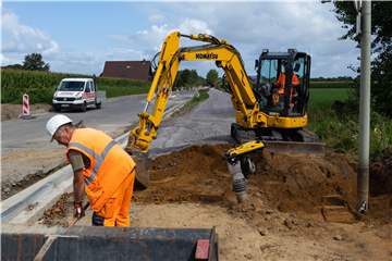 Die Bauarbeiten an der Otto-Hahn-Straße laufen zurzeit. Der Bund hat dafür Fördermittel gezahlt, macht aber auch viele bauliche Vorgaben, zum Beispiel wie breit der Fahrradweg sein muss.