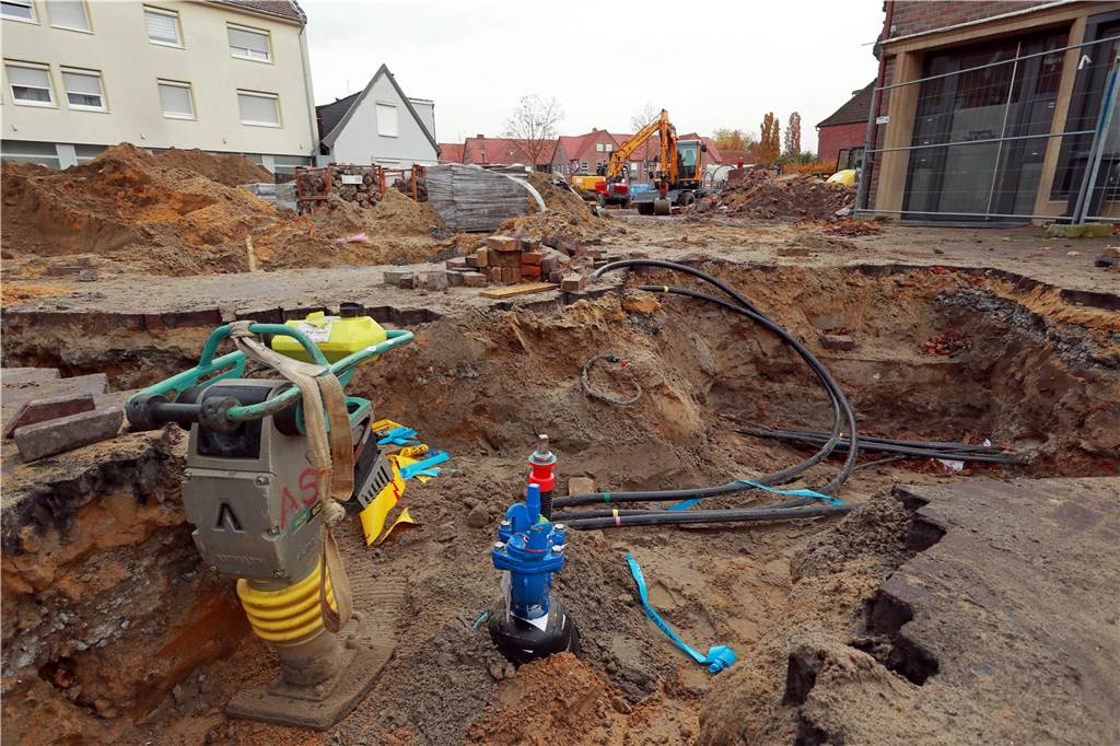 Rechtsstreit um den Neubau am Markt in Vreden: Nachbar und Investor einigen sich Die Bauarbeiten auf dem Grundstück laufen weiter.