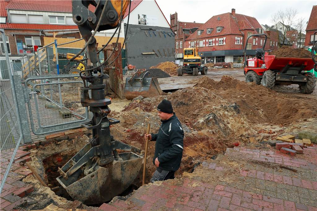 Rechtsstreit um den Neubau am Markt in Vreden: Nachbar und Investor einigen sich Die Bauarbeiten auf dem Grundstück laufen weiter.