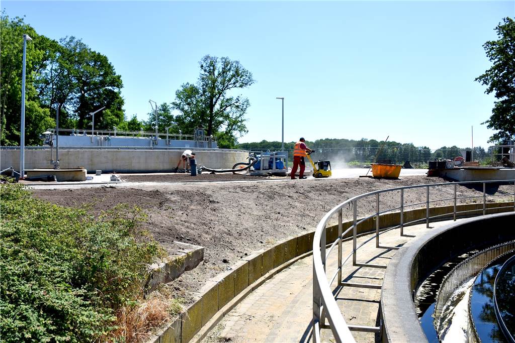 Politiker fühlen sich von neuem Pausenraum am Klärwerk überrumpelt Die Bauarbeiten für das neue Kombibecken gehen gerade in die Schlussphase. Im Sommer soll der Testbetrieb starten.
