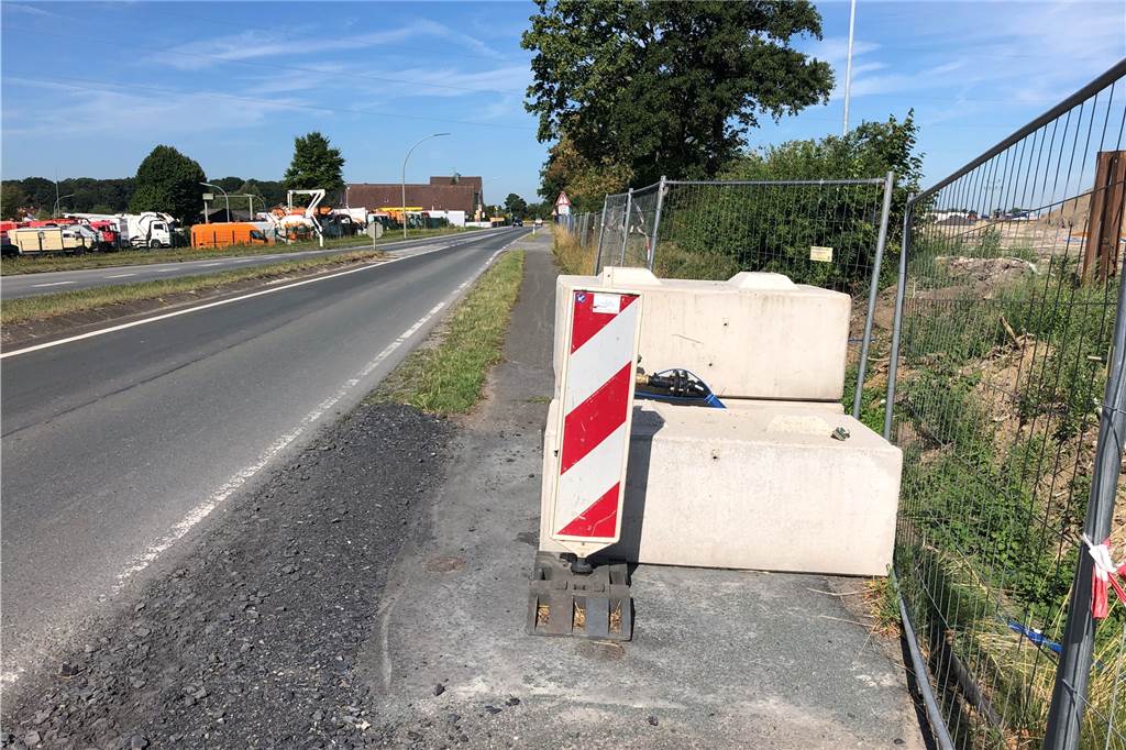 Neue Radwege in Selm: Wie ist der Stand der Dinge? Die Bauarbeiten für die Ansiedlung des Unternehmens Cordes & Gräfe führen zu Einengungen an der Werner Straße. Für Radfahrer ein durchaus nicht ungefährliches Hindernis.