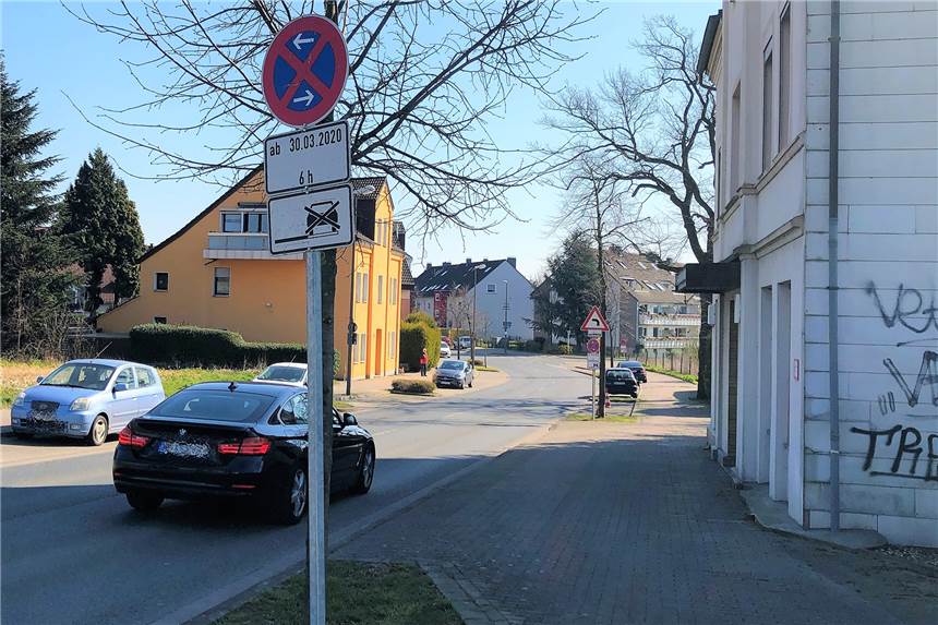 Unfallträchtige Straße erhält „Rüttelstrecke“ gegen Raser: Bauarbeiten verzögern sich Für den Einbau der Rüttelbalken müssen vorübergehend vier junge Bäume umgepflanzt werden.