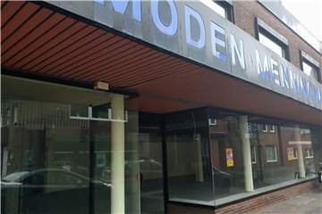 Die Bauarbeiten im ehemaligen Modehaus Menninghaus schreiten voran. In dem Gebäude an der Südstraße in Herbern sollen bald Wohnungen für Pflegebedürftige entstehen.