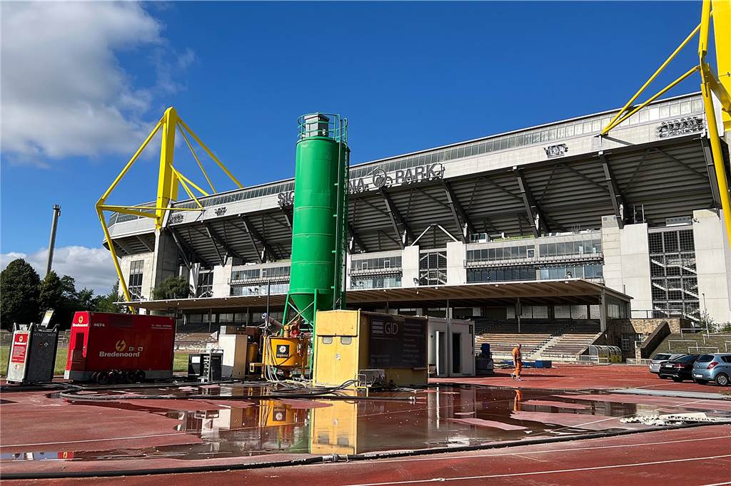 Stadion Rote Erde: BVB-Zeitplan über den Haufen geworfen - hohe Kosten drohen Die Bauarbeiten im Stadion Rote Erde dauern an.
