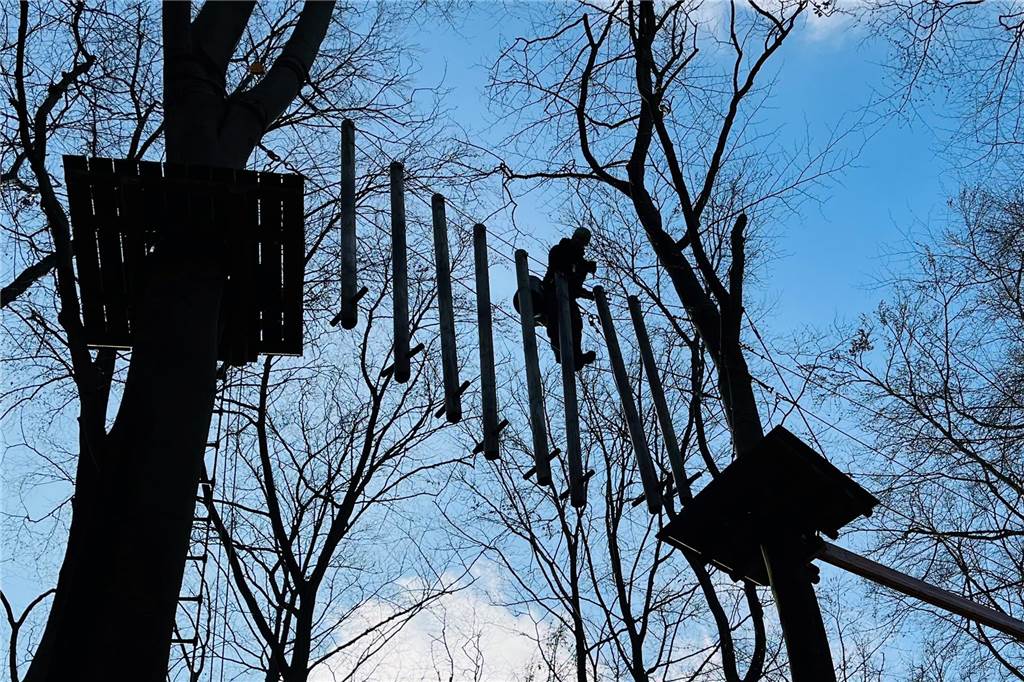 Kletterwald hat nach der Winterpause neun neue Attraktionen Ein Mann hängt auf 12 Metern Höhe und nimmt Bauarbeiten vor.