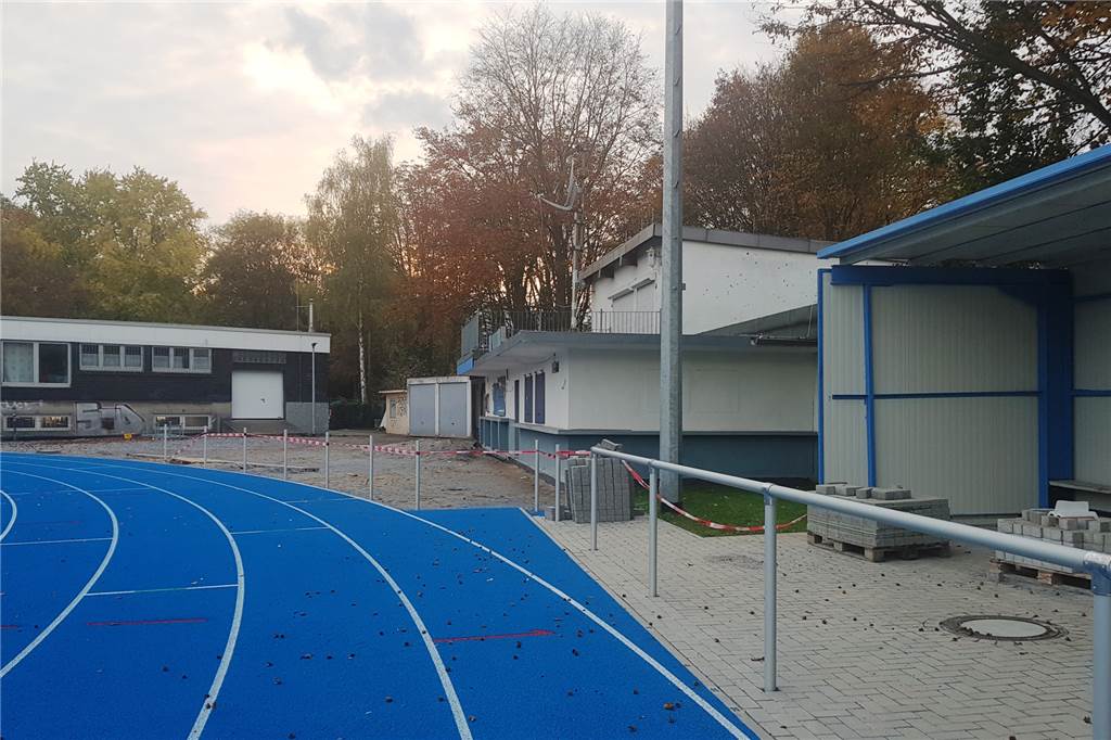 Neues Leichtathletik-Zentrum: Endspurt bis zur feierlichen Übergabe Die Bauarbeiten sind im Endspurt: Bis zur feierlichen Übergabe am Samstag (31.10) muss noch der Weg gepflastert werden.