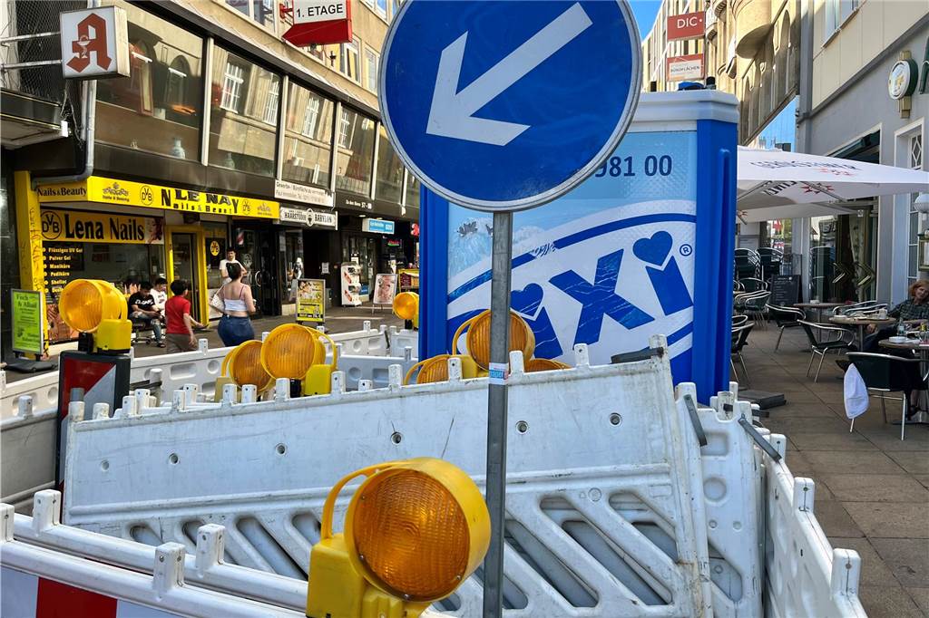 Die Bauarbeiten sollen Anfang der kommenden Woche abgeschlossen sein. Die Toilette soll bereits am Mittwoch (6.9.) verschwunden sein.