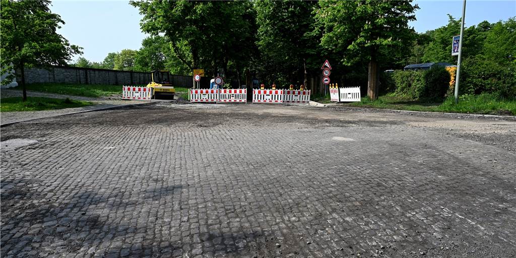 Bauarbeiten am Schloss Cappenberg: Riesenüberraschung unterm Asphalt Die Bauarbeiter legten das alte Kopfsteinpflaster frei direkt vor der Zufahrt zum Schloss Cappenberg.
