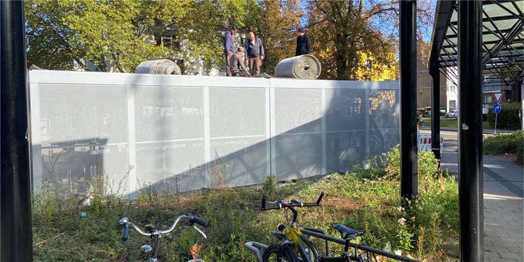 Bauteile sind da: Castrop-Rauxeler Fahrradparkhaus kurz vor Fertigstellung Dach vom Fahrradparkhaus wird von Bauarbeitern fertiggestellt