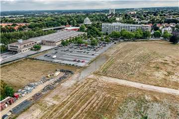 Die Baufelder für den Wohnungsbau sind hergerichtet: Nach dem Abriss der Doego-Hallen (l.) wollen die Stadtwerke (hinten) dort ihre neue Verwaltung bauen - und auch die Parkplätze verlegen.