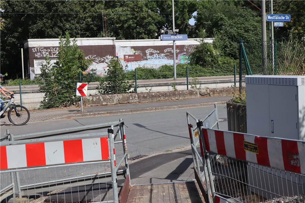 Telekom baut am Graffweg für ein superschnelles Internet Die Baugruben zum Glasfaserausbau befinden sich in der Nähe des S-Bahnhofs Brackel.