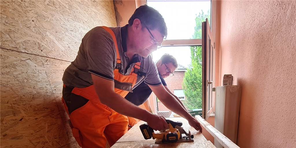 Flüchtlingsunterkünfte: Bauhof-Mitarbeiter haben besonderen Ansporn Die Bauhof-Mitarbeiter Jörg Oelpmann (vorn) und Felix Gellenbeck beim Zuschneiden der Grobspanplatte im Alten Gasthaus Alfert. In der oberen Etage entsteht eine temporäre Flüchtlingsunterkunft.