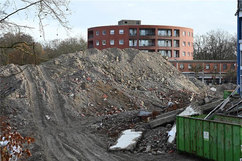 Deshalb passiert auf der Großbaustelle Wulfener Markt kaum noch was Die Bauschutthaufen bleiben wohl auch noch einige Zeit liegen.