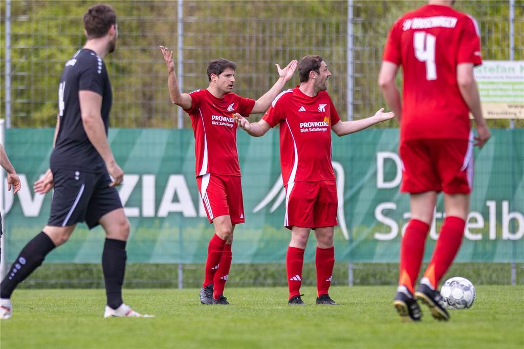 Lars Bußkamp beschenkt GS Cappenberg mit Oster-Hattrick Spieler vom SV Bausenhagen schauen sich an.
