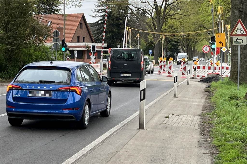 Ärger über Sanierung der B 58 in Dorsten: Wie eine Behörde einen Flickenteppich schönredet Autos vor Baustelle an einer Bundesstraße