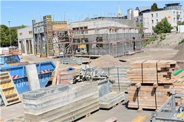 Die Baustelle am Treffpunkt Altstadt macht Fortschritte. Hinten der neue Anbau, der auch einen Veranstaltungssaal beherbergen soll.