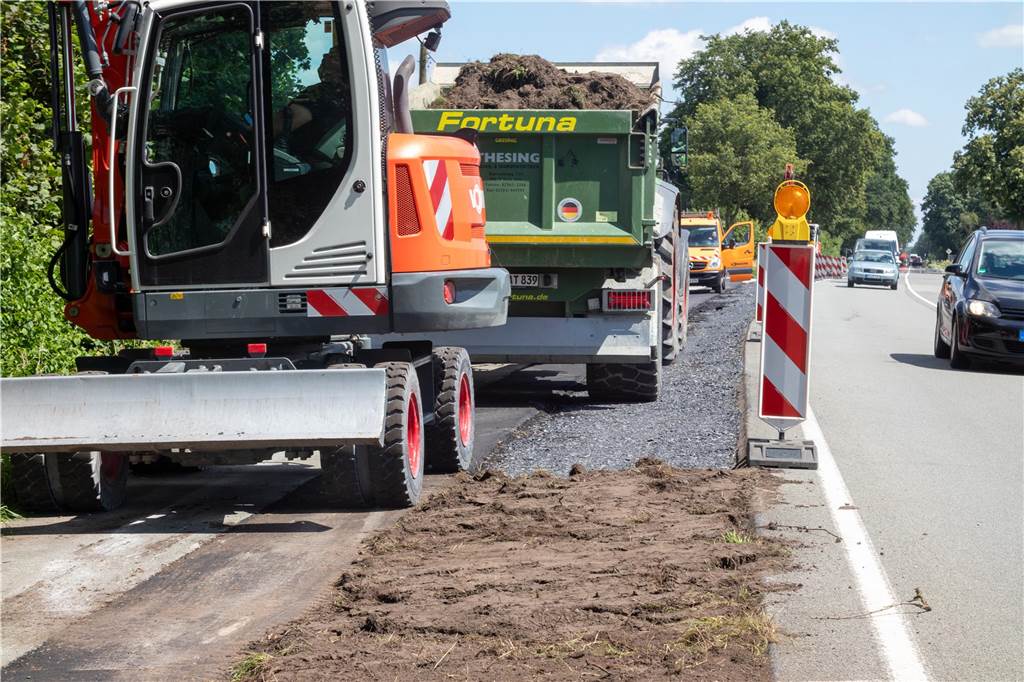 Behinderungen an Ahauser Landstraße: Leitungsbauarbeiten im Zeitplan Die Baustelle an der Ahauser Landstraße schreitet langsam, aber sicher voran.