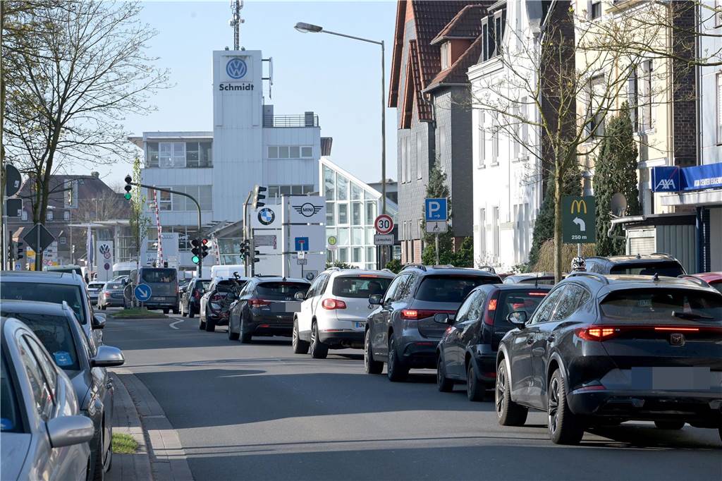 Lange Staus wegen Baustelle an Borker Straße: Arbeiten bald beendet Autos stehen im Stau auf der Borker Straße in Lünen