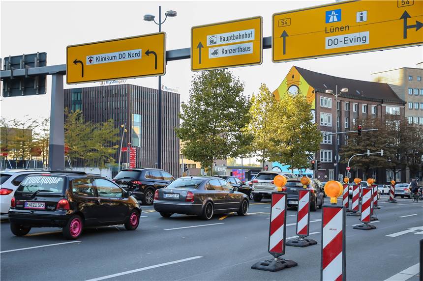 Baustellen verursachen im Berufsverkehr Chaos auf dem Dortmunder Wall Die Baustelle an der Ecke Köningswall/Schmiedingstraße (auf Höhe des U-Turms) macht Autofahrern dieser Tage schwer zu schaffen.