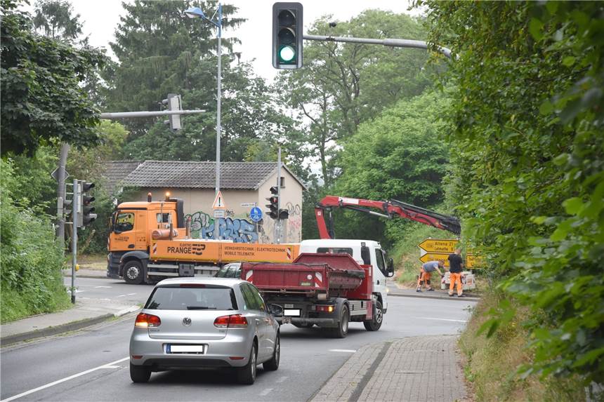 Lkw soll Durchfahrtshöhe missachtet haben – Bahn überprüft Brückenstatik Die Baustelle an der Letmather Straße wird derzeit vorbereitet und eingerichtet.
