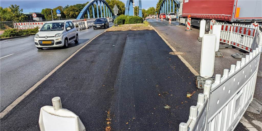 Schiffsunfall in Dorsten: Offenbar größere Schäden an Kanalbrücke Die Baustelle auf der Kanalbrücke bleibt noch länger. Die zweite Spur von rechts ist für Rettungsfahrzeuge reserviert, die stadteinwärts an der geöffneten Mittelinsel wieder einscheren können.